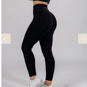 Paragon Sculptseam Plus Leggings size medium fits like a small 
Color black